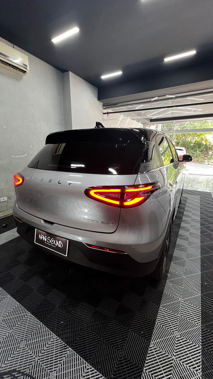 Carro com película na Nani Sound, atendendo Embu das Artes