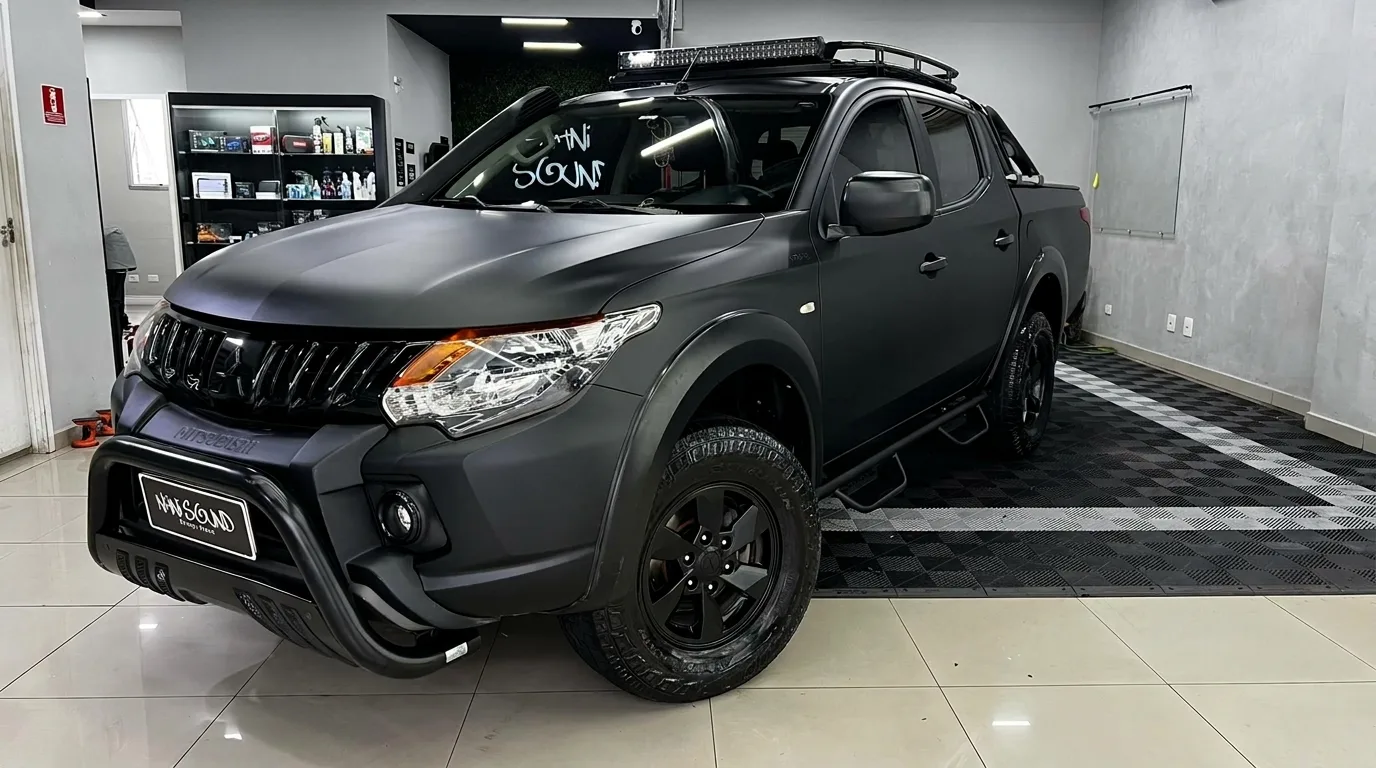 Mitsubishi L200 envelopada em preto fosco, outro ângulo