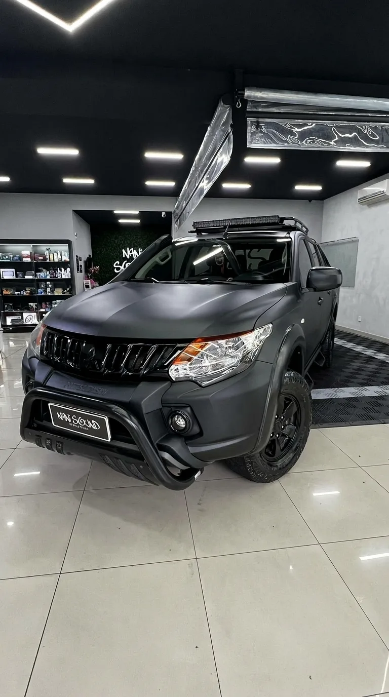 Detalhe do envelopamento preto fosco da Mitsubishi L200