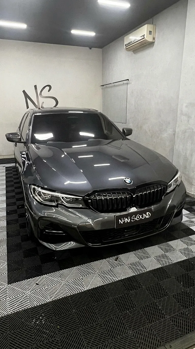 BMW 320i M Sport cinza com PPF aplicado, na cabine da Nani Sound