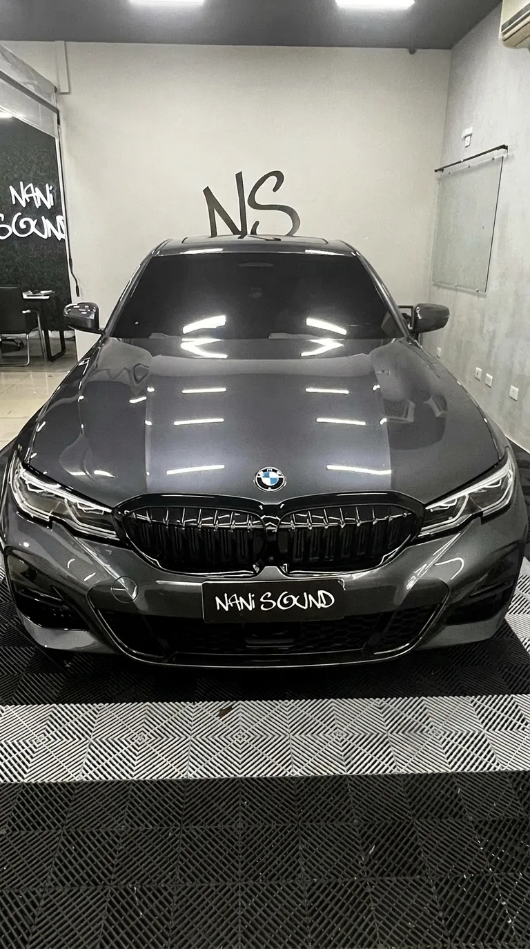 Frente da BMW 320i M Sport cinza após aplicação de PPF