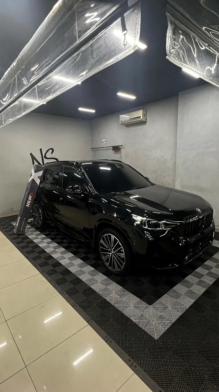 BMW X1 M Sport preta com PPF na cabine da Nani Sound Granja Viana