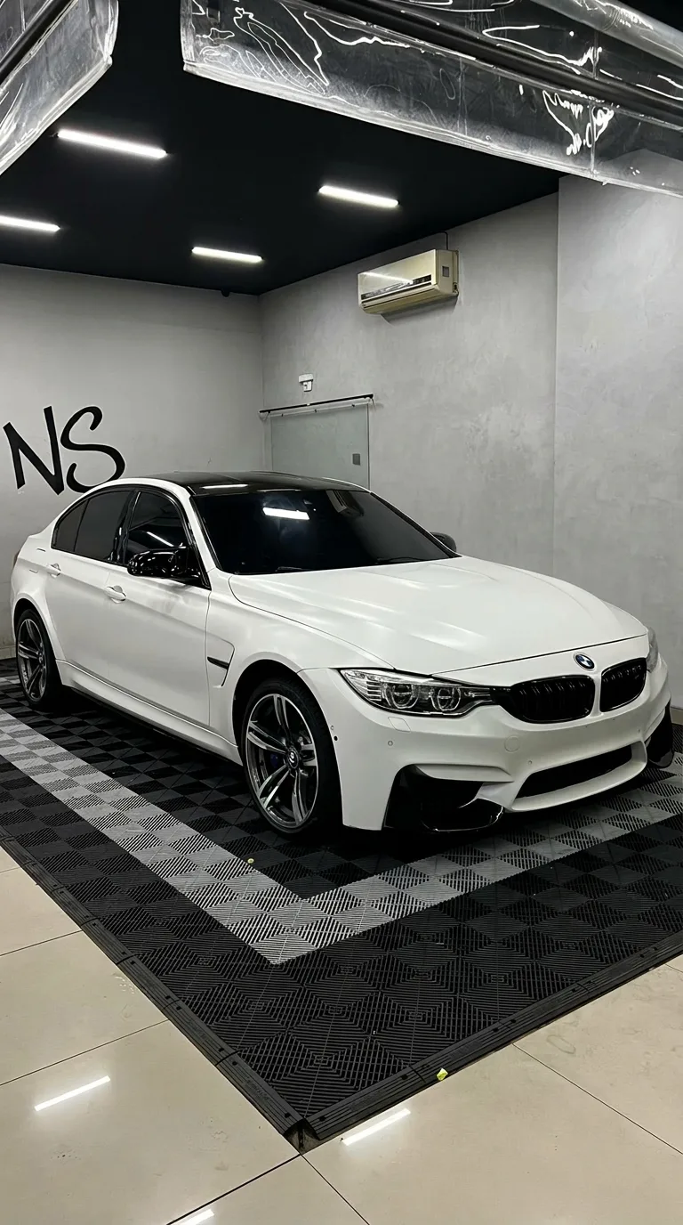 BMW M3 branca com teto preto após serviço na Nani Sound